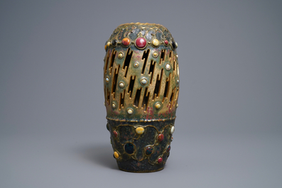 Een Amphora vaas met pseudo-edelstenen en bliksemdecor, Gres-Bijou series, Oostenrijk, begin 20e eeuw