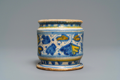 Een polychrome Antwerpse majolica albarello, 2e helft 16e eeuw