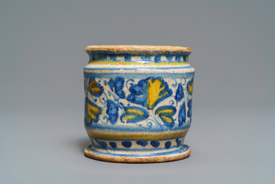 Een polychrome Antwerpse majolica albarello, 2e helft 16e eeuw
