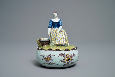 Een polychrome Delftse botervloot met een groentenverkoopster, 18e eeuw