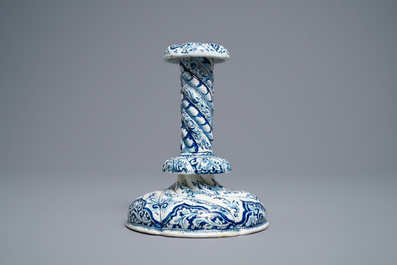 Een getorste blauw-witte Delftse kandelaar, eind 17e eeuw