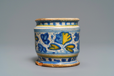 Een polychrome Antwerpse majolica albarello, 2e helft 16e eeuw
