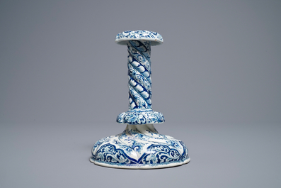 Een getorste blauw-witte Delftse kandelaar, eind 17e eeuw