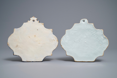 Twee blauw-witte Delftse plaquettes met maritiem decor, 18e eeuw