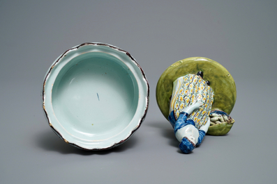 Een polychrome Delftse botervloot met een groentenverkoopster, 18e eeuw