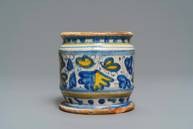 Een polychrome Antwerpse majolica albarello, 2e helft 16e eeuw