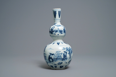 Een blauw-witte Delftse chinoiserie kalebasvaas, begin 18e eeuw