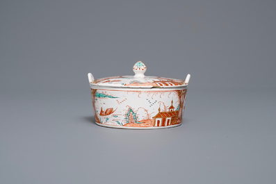 Een Delfts dor&eacute; botervloot met deksel met chinoiserie landschap, 18e eeuw