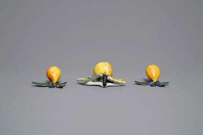 Zes polychrome Delftse modellen van appels en peren, 18e eeuw
