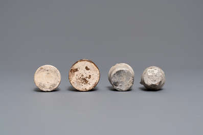 Six pots &agrave; onguent en fa&iuml;ence blanche de Delft et une miniature en gr&egrave;s de Raeren, 16/17&egrave;me