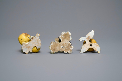 Zes polychrome Delftse modellen van appels, peren en druiven, 18e eeuw