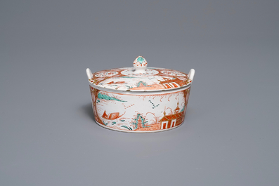 Een Delfts dor&eacute; botervloot met deksel met chinoiserie landschap, 18e eeuw