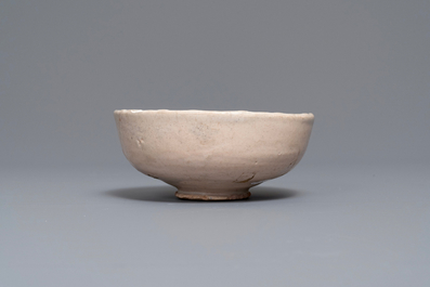 Un bol en majolique polychrome des Pays-Bas, d&eacute;but du 17&egrave;me