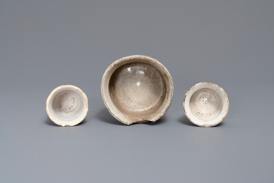 Six pots &agrave; onguent en fa&iuml;ence blanche de Delft et une miniature en gr&egrave;s de Raeren, 16/17&egrave;me