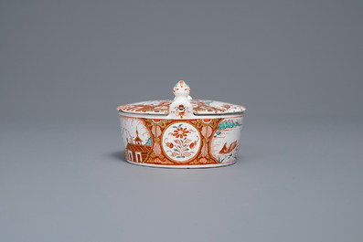 Een Delfts dor&eacute; botervloot met deksel met chinoiserie landschap, 18e eeuw