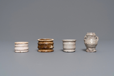 Six pots &agrave; onguent en fa&iuml;ence blanche de Delft et une miniature en gr&egrave;s de Raeren, 16/17&egrave;me