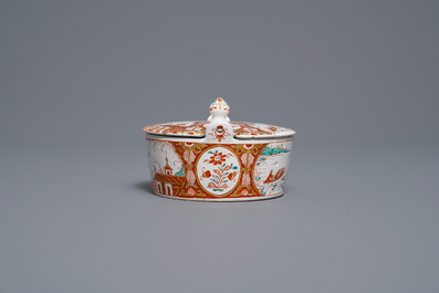 Een Delfts dor&eacute; botervloot met deksel met chinoiserie landschap, 18e eeuw