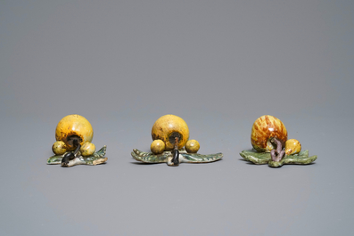 Vijf polychrome Delftse modellen van appels en peren, 18e eeuw