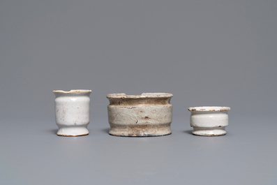 Six pots &agrave; onguent en fa&iuml;ence blanche de Delft et une miniature en gr&egrave;s de Raeren, 16/17&egrave;me