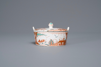 Een Delfts dor&eacute; botervloot met deksel met chinoiserie landschap, 18e eeuw