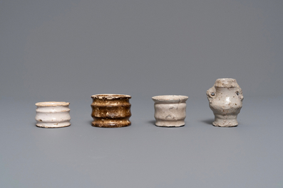 Six pots &agrave; onguent en fa&iuml;ence blanche de Delft et une miniature en gr&egrave;s de Raeren, 16/17&egrave;me