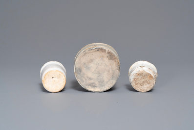 Six pots &agrave; onguent en fa&iuml;ence blanche de Delft et une miniature en gr&egrave;s de Raeren, 16/17&egrave;me