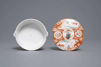 Een Delfts dor&eacute; botervloot met deksel met chinoiserie landschap, 18e eeuw