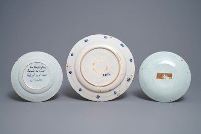 Deux assiettes parlantes et un plat en fa&iuml;ence de Delft en bleu et blanc, 18&egrave;me