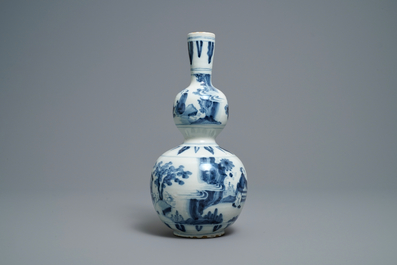 Een blauw-witte Delftse chinoiserie kalebasvaas, begin 18e eeuw
