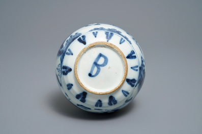 Een blauw-witte Delftse chinoiserie kalebasvaas, begin 18e eeuw
