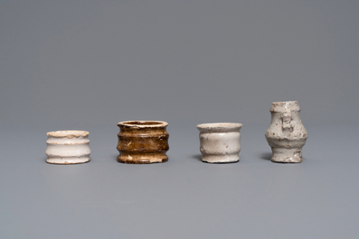 Six pots &agrave; onguent en fa&iuml;ence blanche de Delft et une miniature en gr&egrave;s de Raeren, 16/17&egrave;me