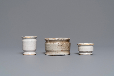 Six pots &agrave; onguent en fa&iuml;ence blanche de Delft et une miniature en gr&egrave;s de Raeren, 16/17&egrave;me