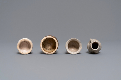 Six pots &agrave; onguent en fa&iuml;ence blanche de Delft et une miniature en gr&egrave;s de Raeren, 16/17&egrave;me