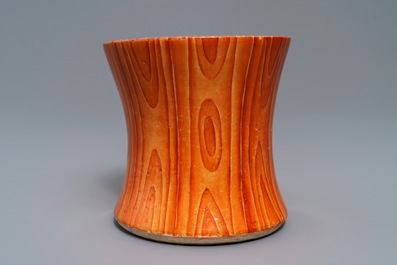 Een Chinese 'faux bois' penselenpot, 19/20e eeuw
