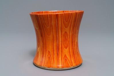Een Chinese 'faux bois' penselenpot, 19/20e eeuw