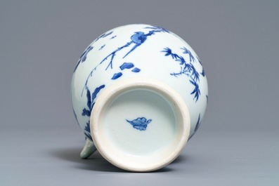 Une verseuse en porcelaine de Chine bleu et blanc &agrave; d&eacute;cor floral, &eacute;poque Transition
