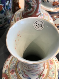 Une paire de vases en porcelaine de Chine famille rose &agrave; d&eacute;cor de dragon, marque et &eacute;poque de Guangxu