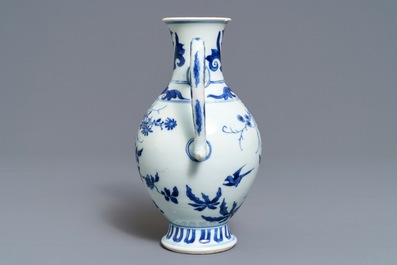 Une verseuse en porcelaine de Chine bleu et blanc &agrave; d&eacute;cor floral, &eacute;poque Transition