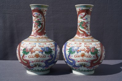 Une paire de vases en porcelaine de Chine famille rose &agrave; d&eacute;cor de dragon, marque et &eacute;poque de Guangxu