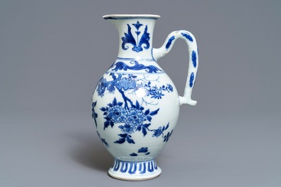 Une verseuse en porcelaine de Chine bleu et blanc &agrave; d&eacute;cor floral, &eacute;poque Transition