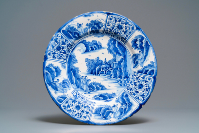 Deux plats en fa&iuml;ence de Delft en bleu et blanc &agrave; d&eacute;cor de chinoiserie, fin du 17&egrave;me