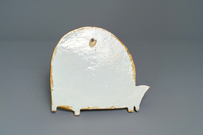 Une plaque en fa&iuml;ence polychrome de Delft &agrave; d&eacute;cor trompe l'oeil d'un cage &agrave; oiseaux, 18&egrave;me