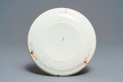 Een Delfts dor&eacute; chinoiserie bord, begin 18e eeuw