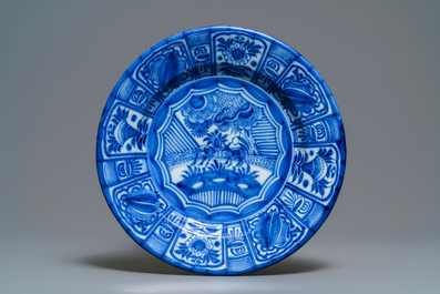 Deux plats en fa&iuml;ence de Delft en bleu et blanc &agrave; d&eacute;cor de chinoiserie, fin du 17&egrave;me