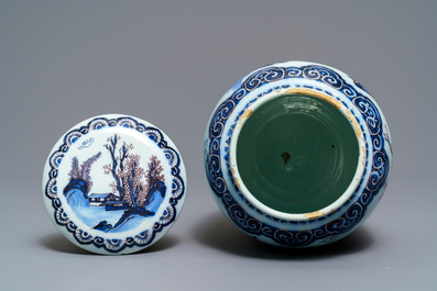 Un pot couvert en fa&iuml;ence de Delft en bleu, blanc et mangan&egrave;se &agrave; d&eacute;cor de chinoiserie, dernier quart du 17&egrave;me