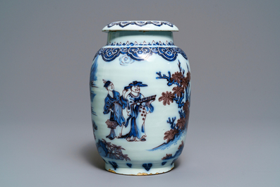 Un pot couvert en fa&iuml;ence de Delft en bleu, blanc et mangan&egrave;se &agrave; d&eacute;cor de chinoiserie, dernier quart du 17&egrave;me