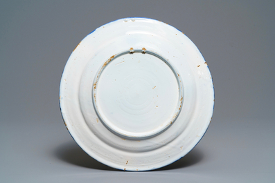 Deux plats en fa&iuml;ence de Delft en bleu et blanc &agrave; d&eacute;cor de chinoiserie, fin du 17&egrave;me