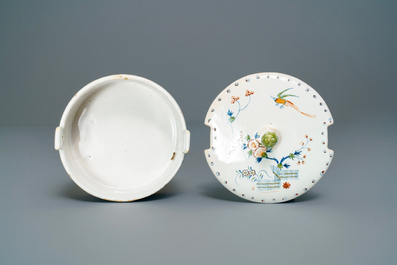 Een polychrome Brussels aardewerken botervloot met decor '&agrave; la haie fleurie', 18e eeuw
