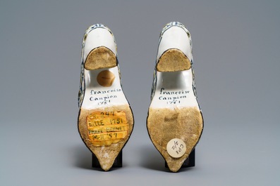 Een paar muiltjes in polychrome Franse fa&iuml;ence, Rijsel, gedat. 1751