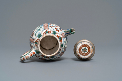 A ribbed Dutch Delft cashmere palette teapot, 17/18th C.